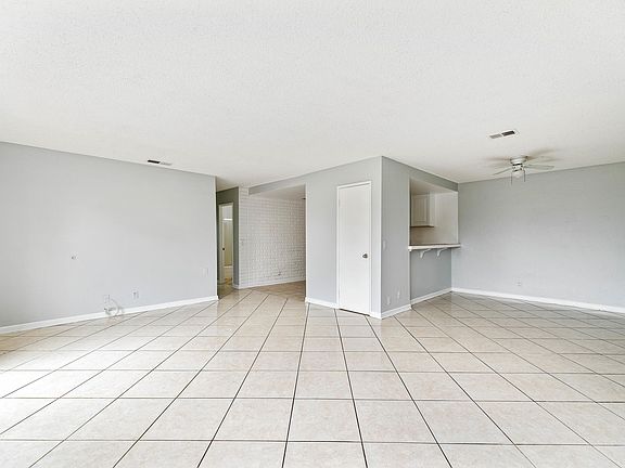 5th image of 305 Sharon Ln