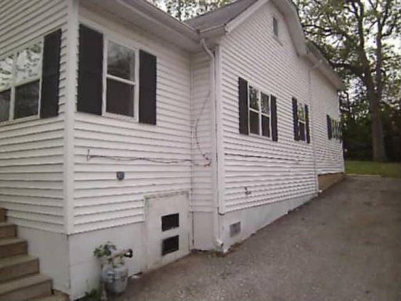 3rd image of 631 Oakwood Dr