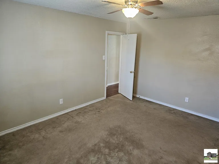 211 E Hogan Dr — Photo 15