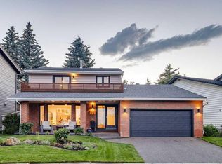 23 E Woodgrove Cres SW, Calgary, AB T2W 3Y9