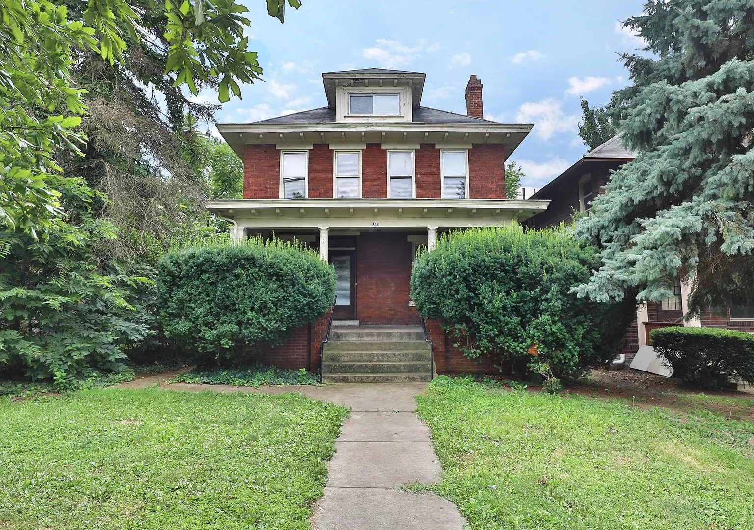 Big House On E. Lane Ideal For Students, Fraternities, Sororities, Clubs, And Organizations! — Photo 3
