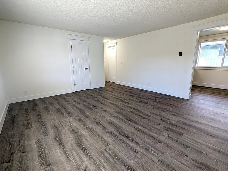 215 SW Kalmia St #D — Photo 8