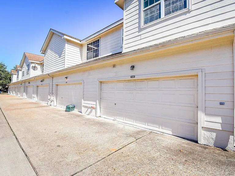 13646 Garden Grove Ct — Photo 32