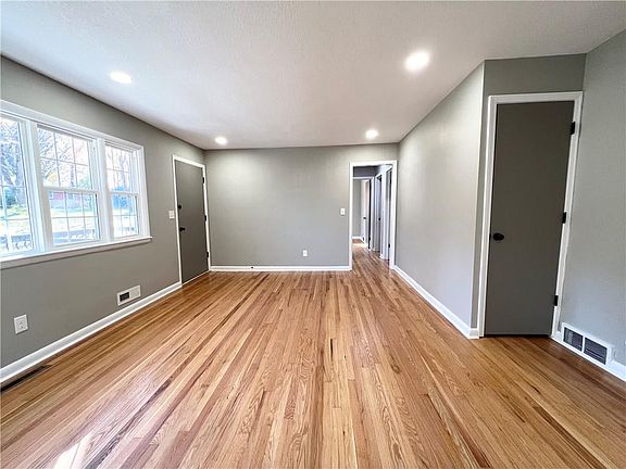 3rd image of 7724 Wallace Ave