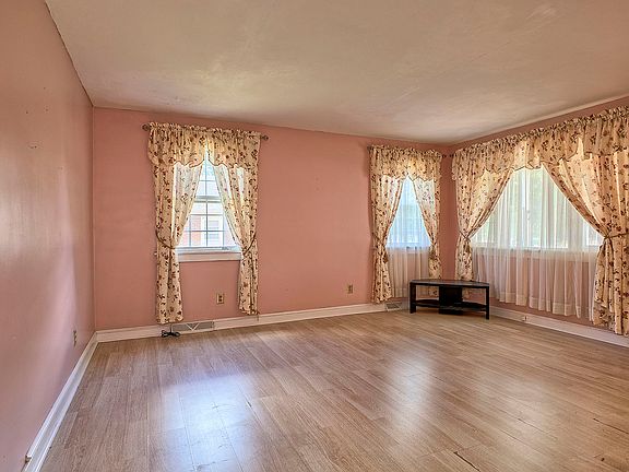 4th image of 608 Wyandotte St