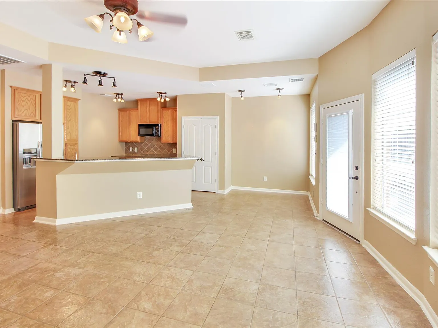 2 bed, 2.5 bath, 1699 sqft, $2,400 — Photo 2