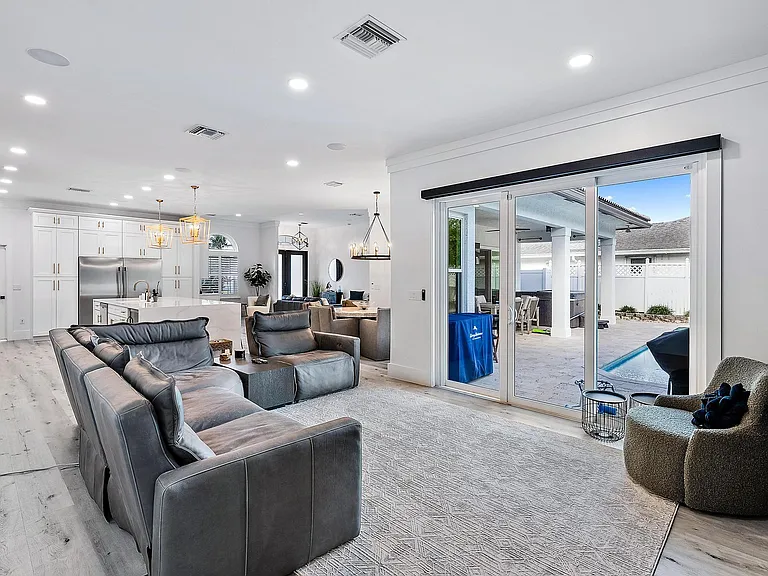 596 N Cypress Dr — Photo 15