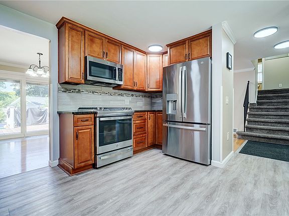 3rd image of 103 Jackie Dr