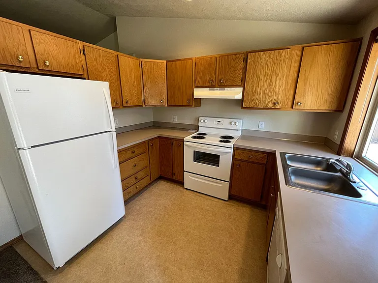 565 NE Norton Ave — Photo 4