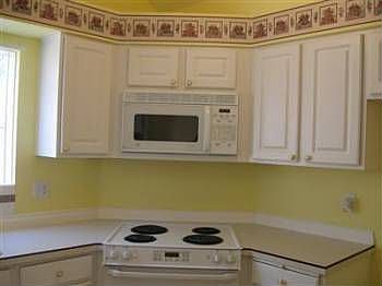 3rd image of 9404 Fairhill Dr NE