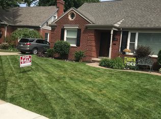 19960 E Clairview Ct, Grosse Pointe Woods, MI 48236