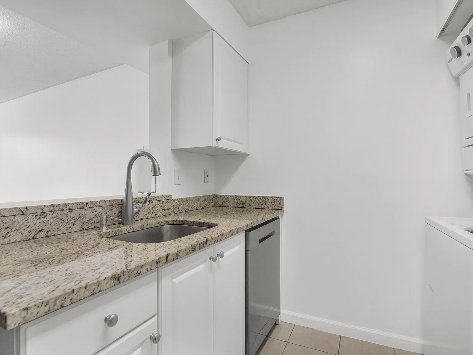 1 bed, 1.0 bath, 700 sqft, $2,000 — Photo 2