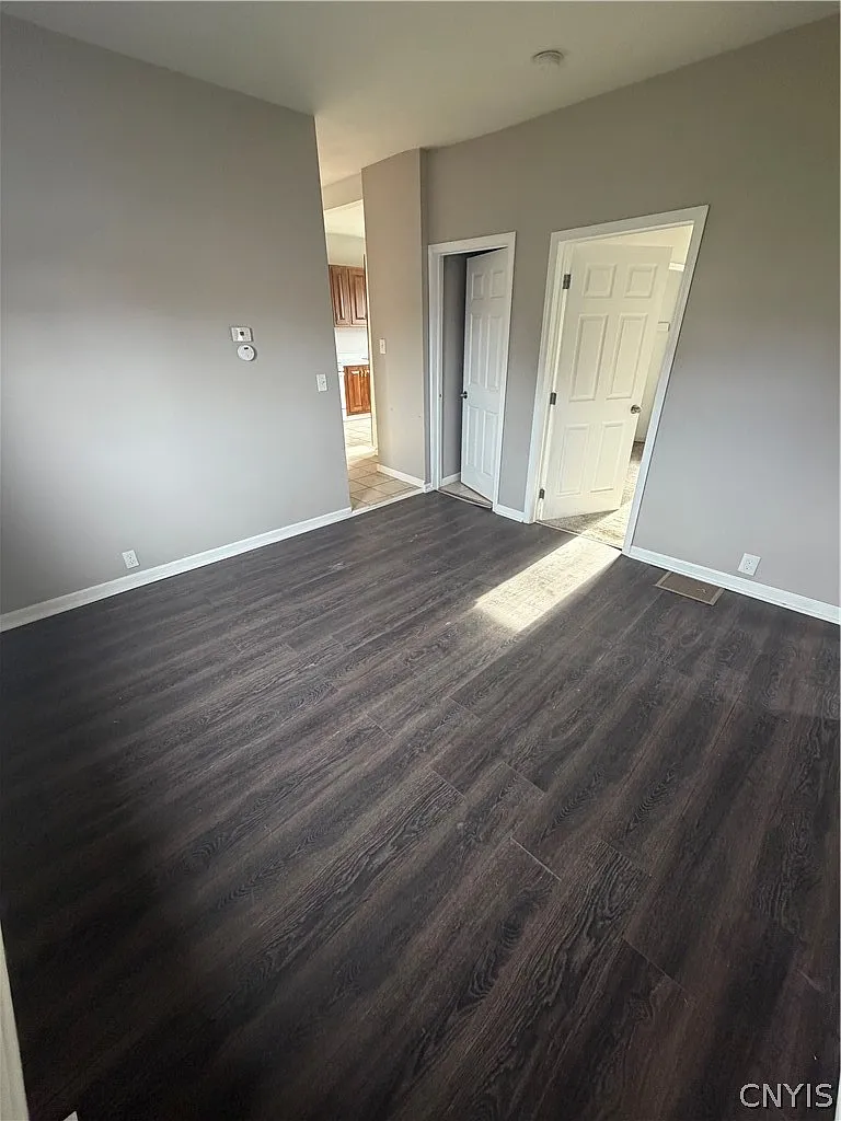 3 bed, 1.0 bath, 2092 sqft, $1,600 — Photo 2
