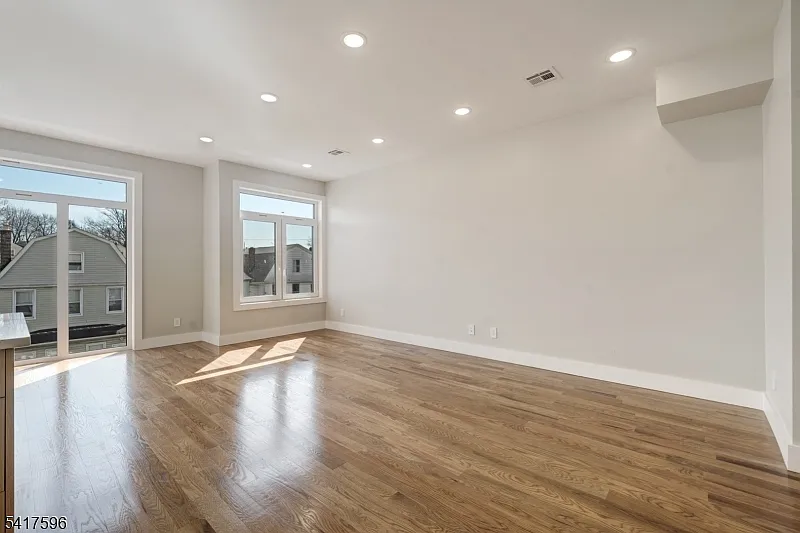 3 bed, 3200 sqft, $3,200 — Photo 3