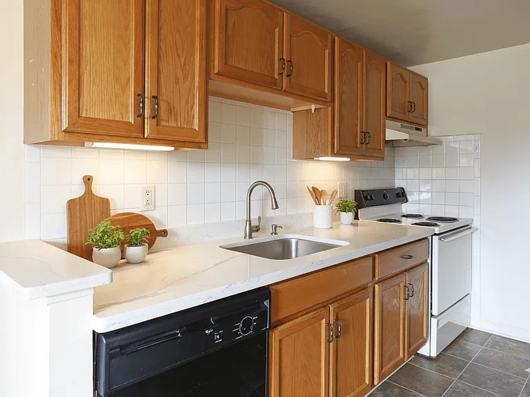 Lincoln Square Apartments — Photo 9
