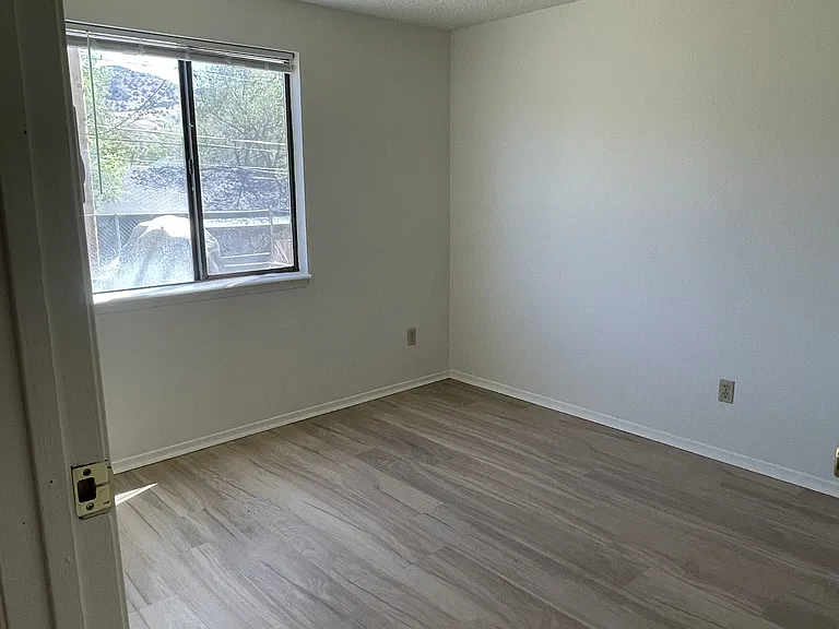 848 W 3rd St #B — Photo 6