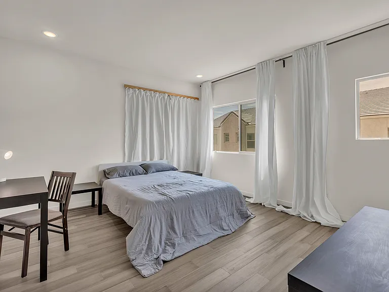 2272 W Harmont Dr — Photo 12