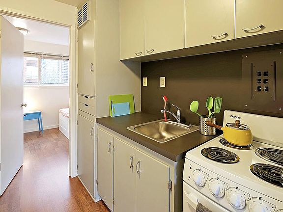 Cozy kitchen is ideal for making perfectly portioned meals.
