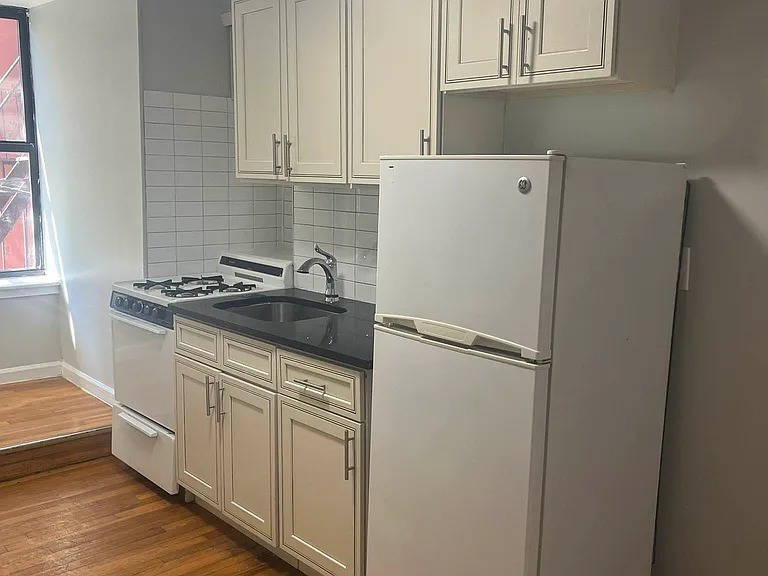 352 E 9th St #5 — Photo 1