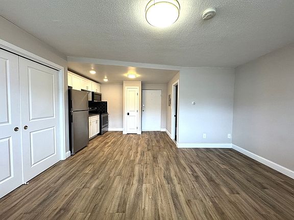 3rd image of 625 Main St APT 4