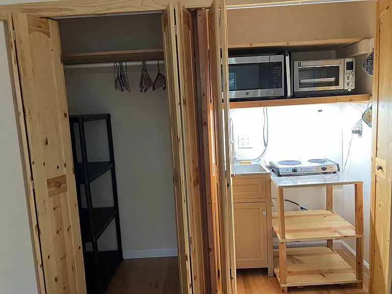 586 Lakeview Way — Photo 3
