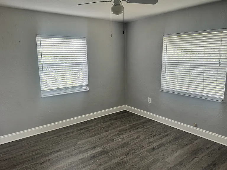 1022 W Alfred St — Photo 4