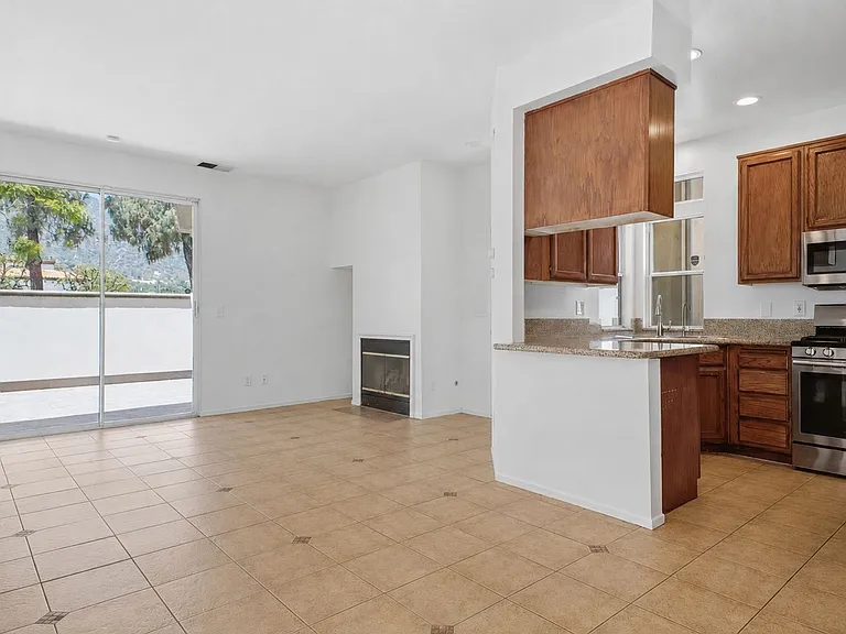2338 Huntington Dr — Photo 4