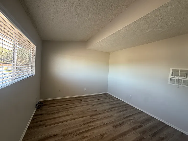 1021 E Cypress Ave — Photo 30