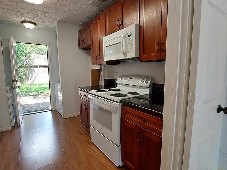 3807 Quiet Place Dr — Photo 35