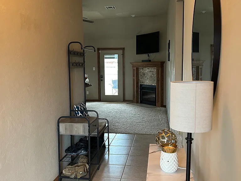 1112 Alma Dr — Photo 2