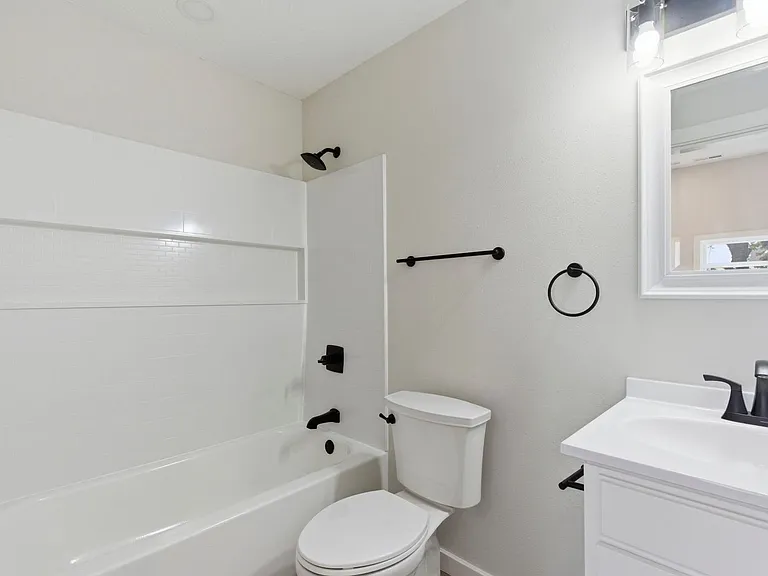 1339 E Division St — Photo 14