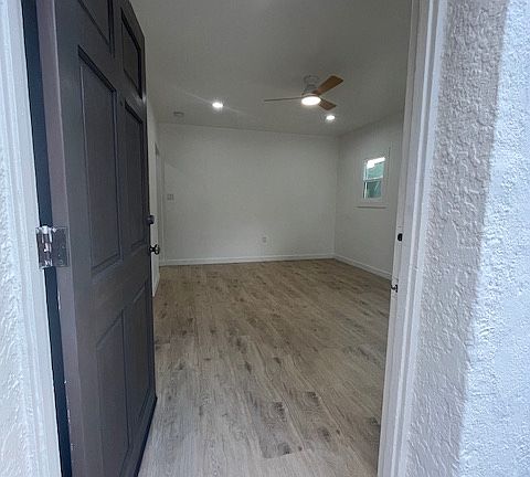 4th image of 912 E Garfield Ave