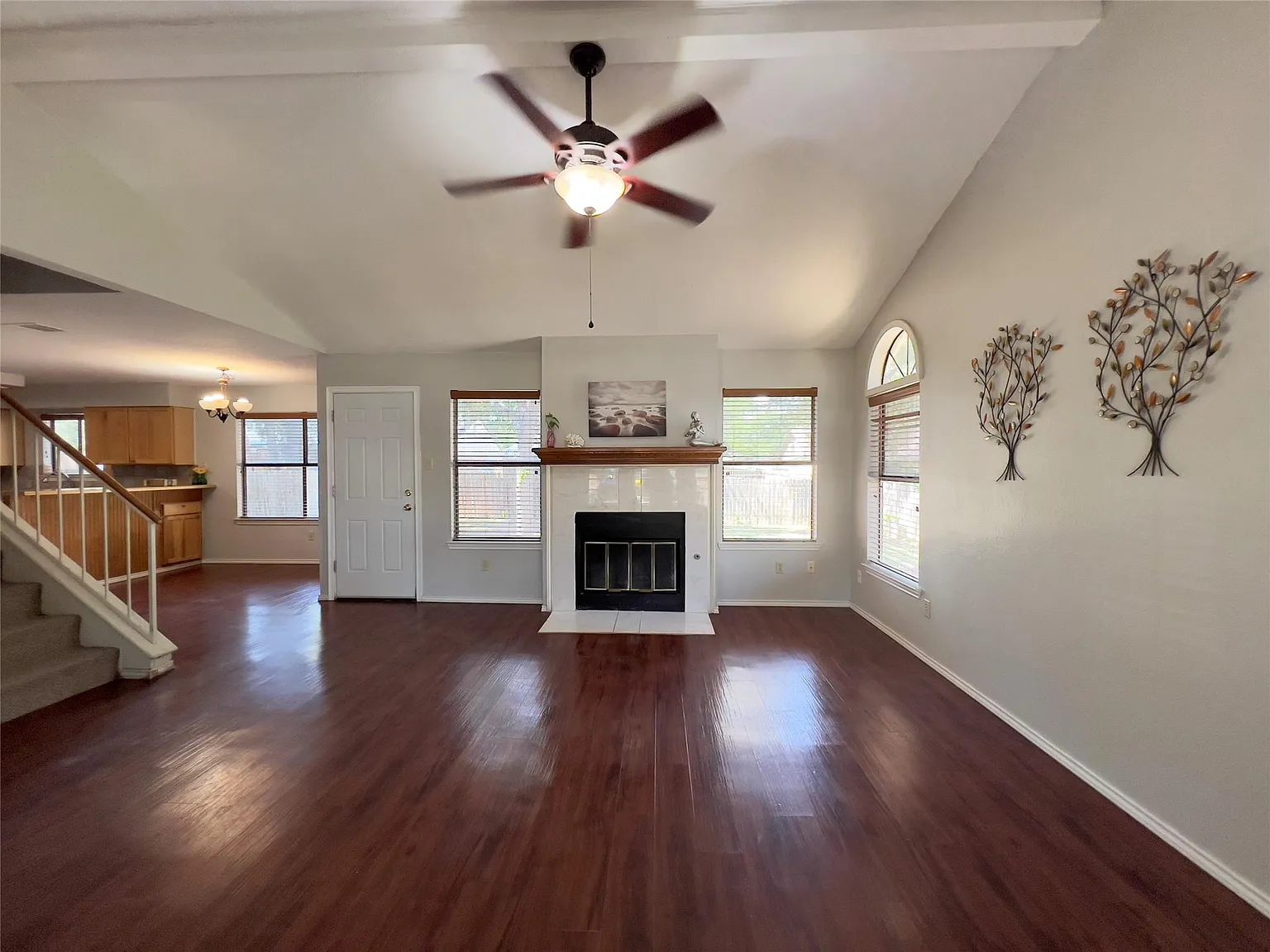 4 bed, 2.5 bath, 1555 sqft, $1,895 — Photo 2