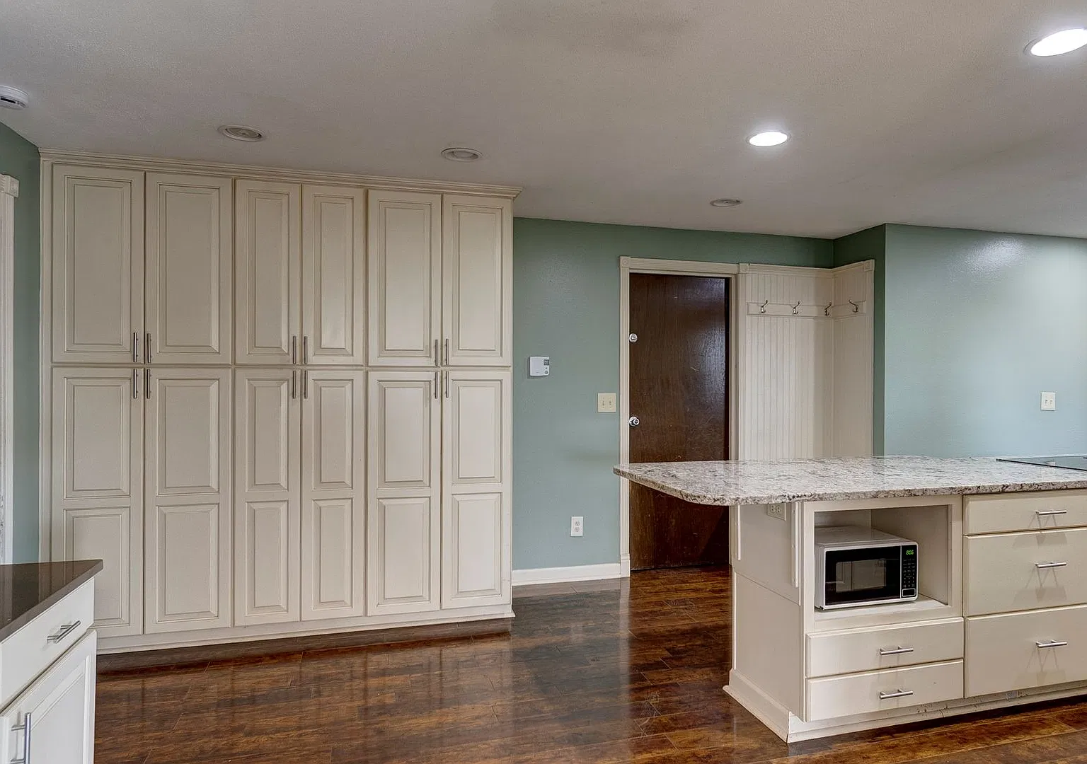 3 Bed 3 Bath Home Near West Beach — Photo 2