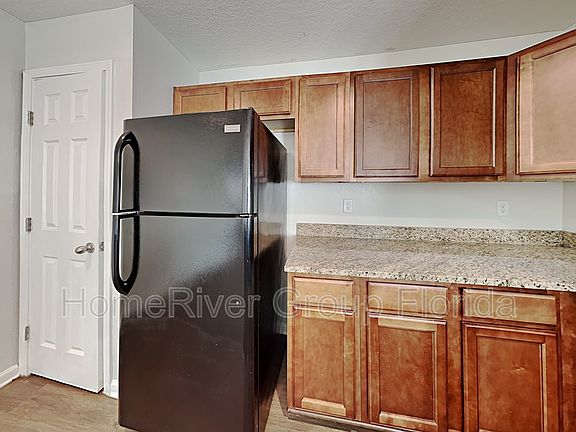 5th image of 8066 Hastings St