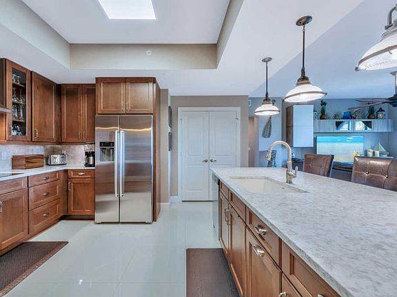 5th image of 1032 Bay Colony Dr S