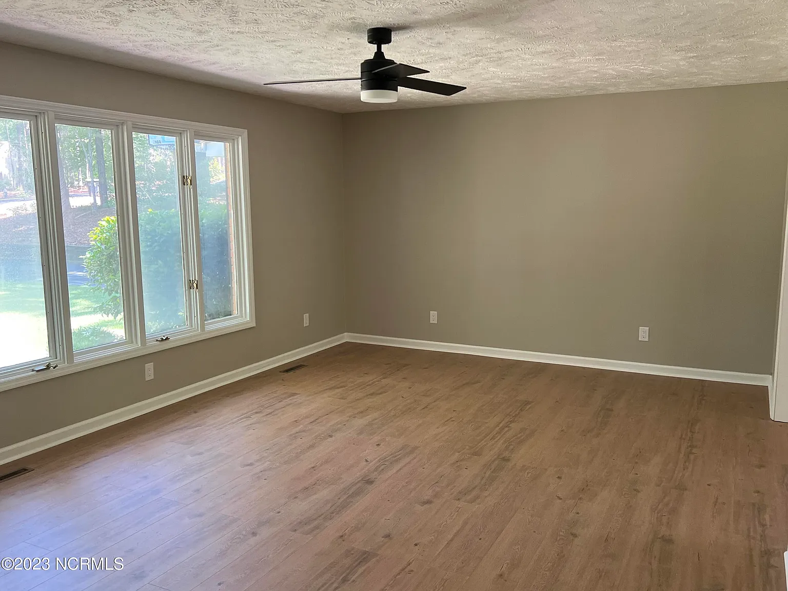 3 bed, 2.0 bath, $2,200 — Photo 4