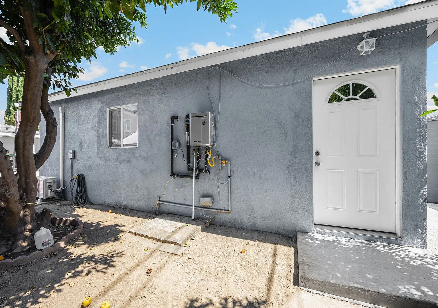 Charming & Spacious 2-Bedroom Home in Whittier — Photo 4