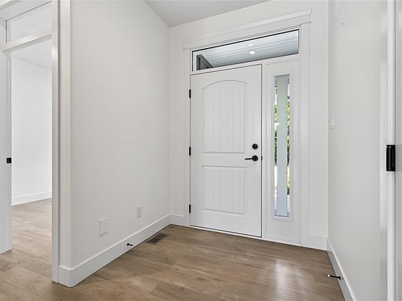 3rd image of 992 Erickson Rd #B