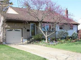 35 Brook Path, Plainview, NY 11803