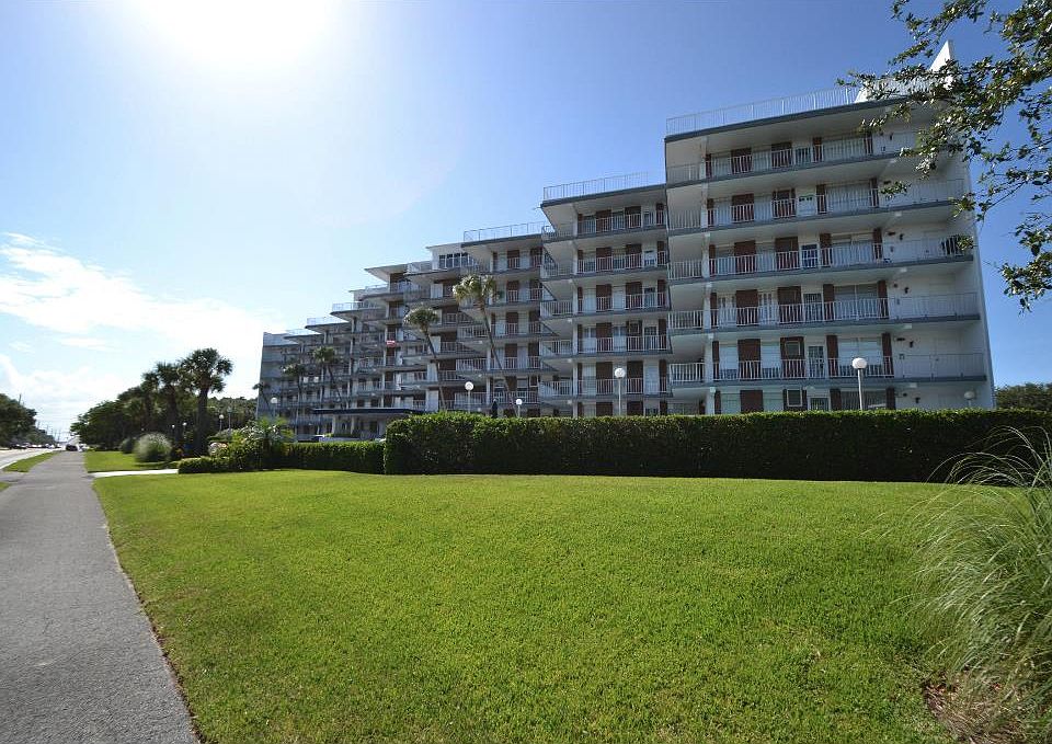1st image of 935 E Causeway Blvd