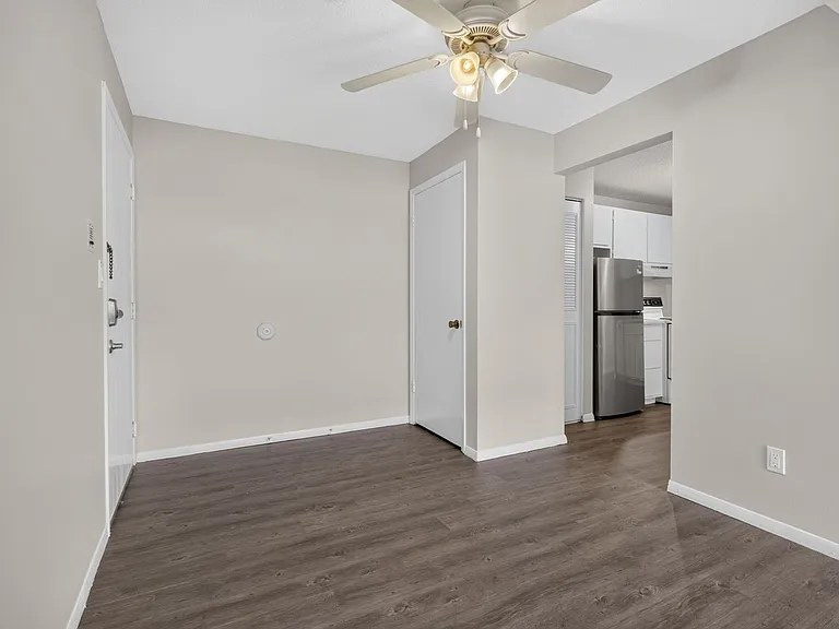 Hollow Hills Apartments — Photo 46