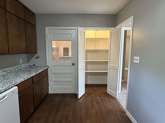 5th image of 806 W Kansas St