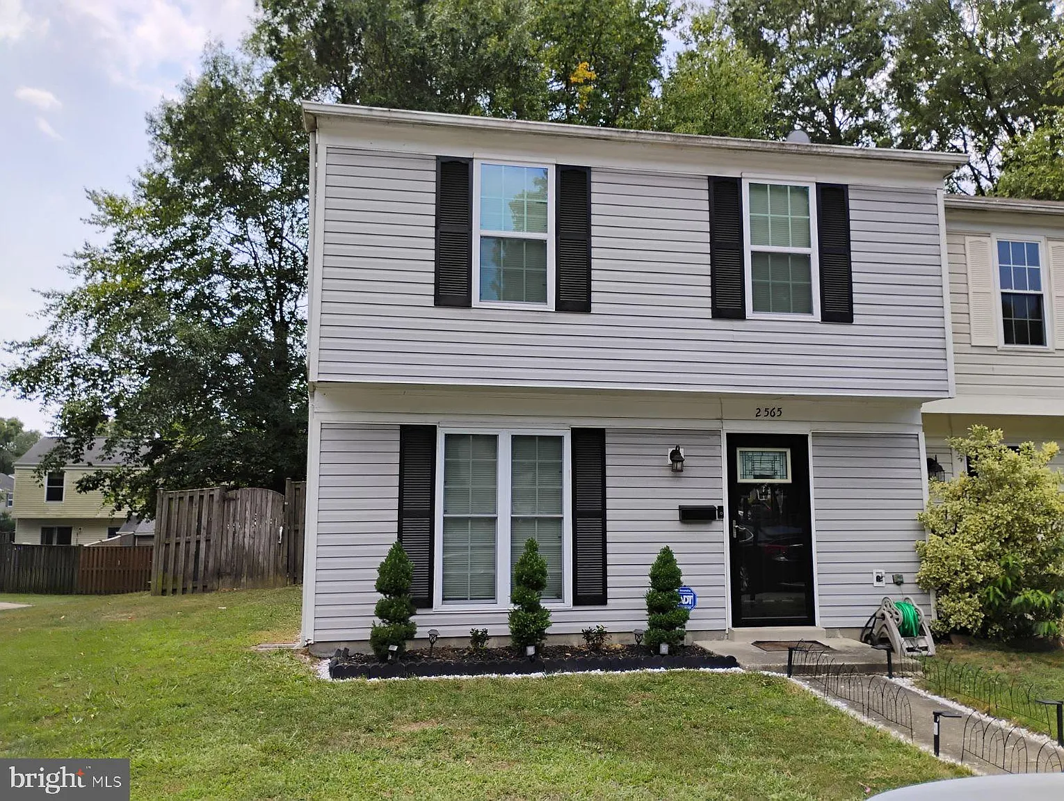 2565 Robinson Pl photo 1