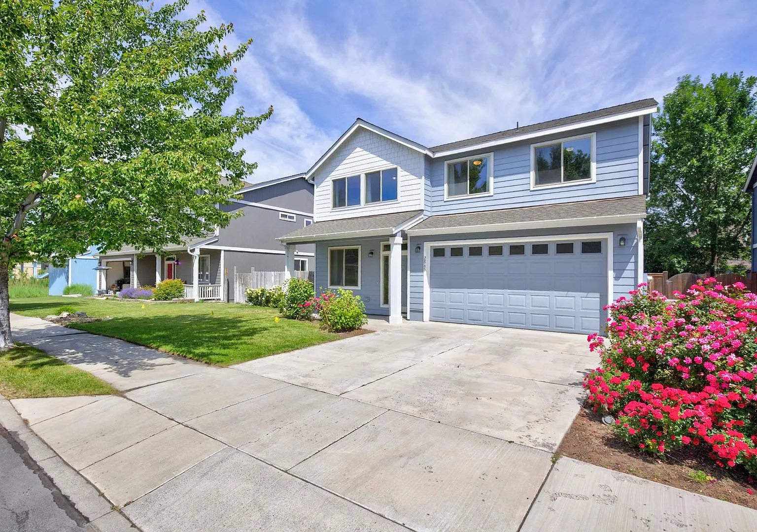 Large 2 Story Home 4 bedrooms, 2.5 baths, living room, large loft family rm, fenced yard & 2 car ... — Photo 3