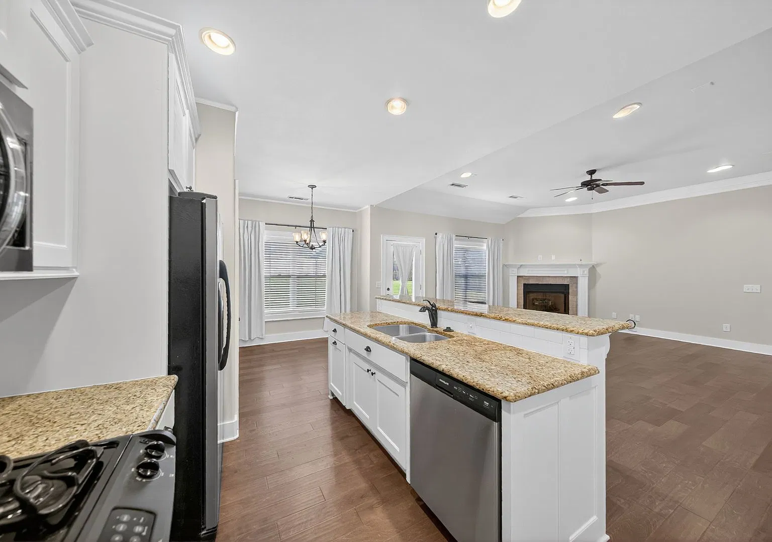 Great Home in Qiuet Friendly Neighborhood with many community amenities — Photo 4