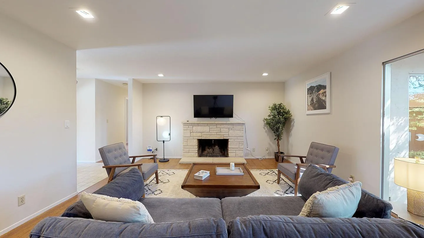 Private Bedroom in Bright Mountain View Home With Spacious Backyard — Photo 1