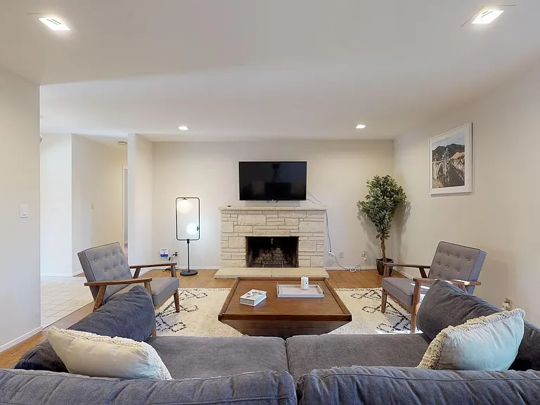 1233 Levin Ave — Photo 1