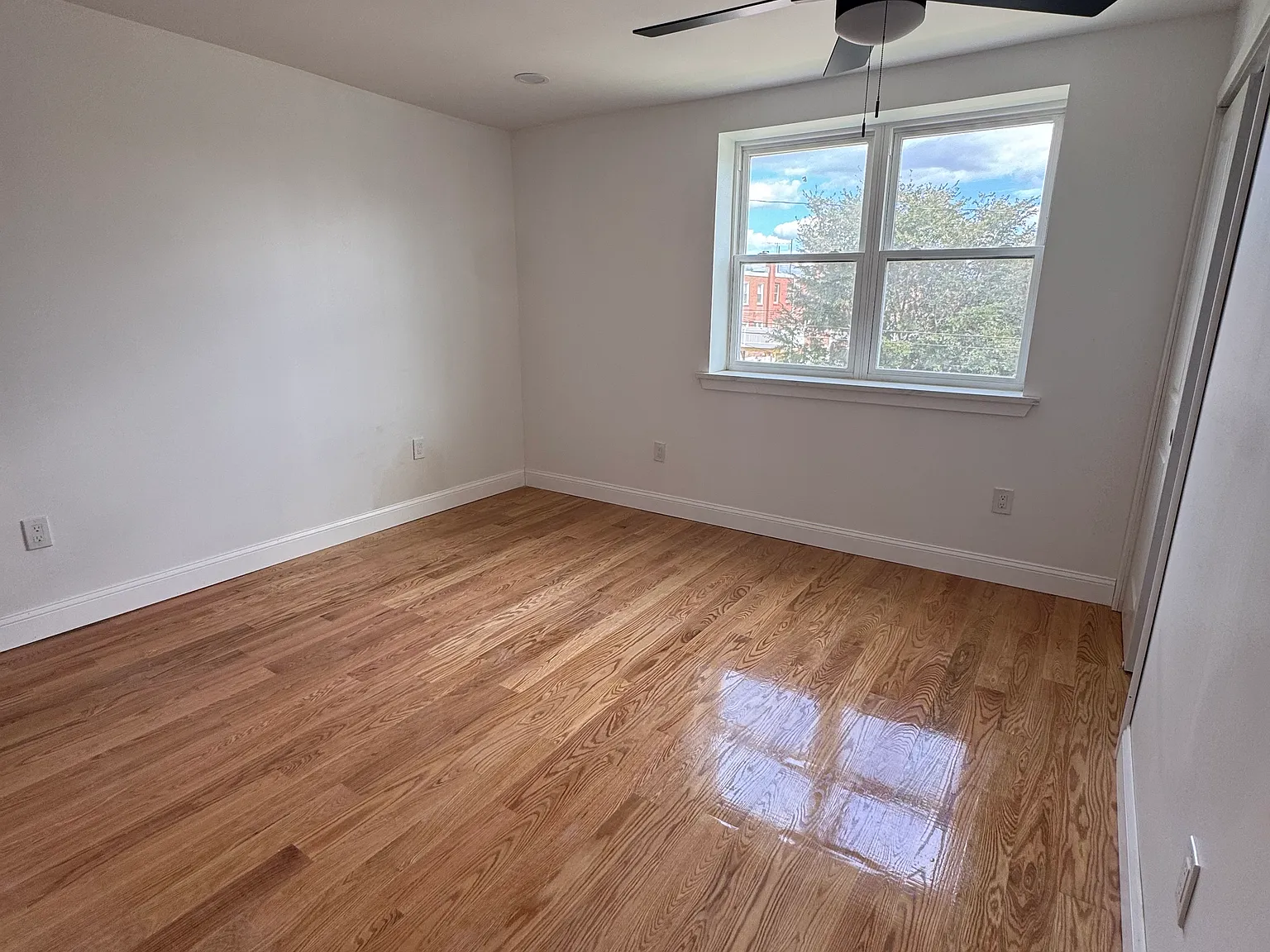 3 bed, 1100 sqft, $2,200 — Photo 2