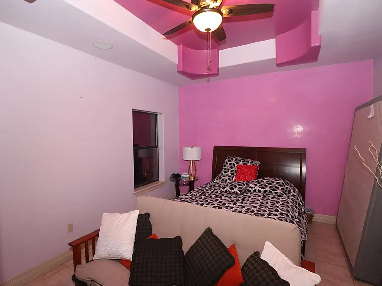 Upstairs Bedroom with walk in closet & Full bath w Shower